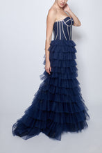 Charger l&#39;image dans la galerie, isabell-kristensen-monaco-boutique-robe-soiree-tulle-corset-cristal-profil-bleu-marine
